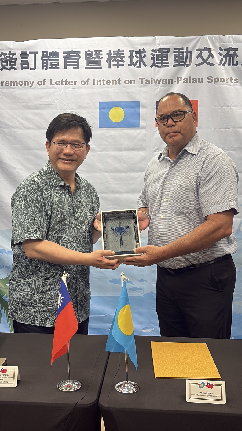 (圖)Minister of Foreign Affairs Lin Chia-lung (left) presents a blue magpie crystal stand to Mr. Frank Kyota, President of the Palau National Olympic Committee.